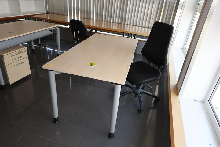 1 x Tisch, 1 x Bürostuhl Tischmaß: 160 x 80 x 75 cm